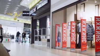Poltava 'daki alışveriş merkezleri Ukrayna' daki COVID-19 krizinin ortasında yeniden açıldı - Ocak 04, 2022. Tatil indirimleri ve satışları