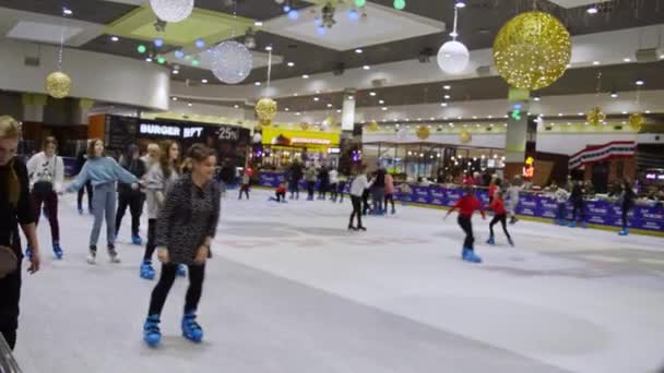 Volwassenen Kinderen Schaatsen Een Ijsbaan Het Winkelcentrum Poltava Oekraïne Januari — Stockvideo