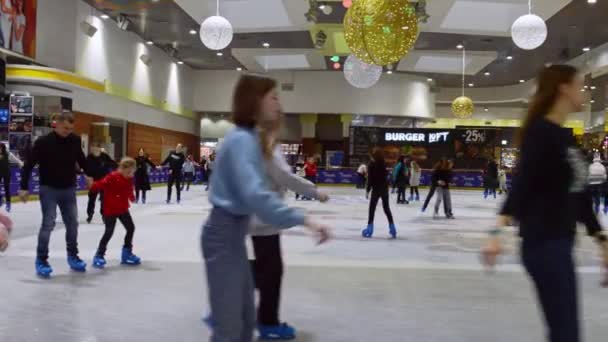 Poltava Ukrayna Daki Bir Alışveriş Merkezindeki Buz Pateni Pistinde Toplu — Stok video