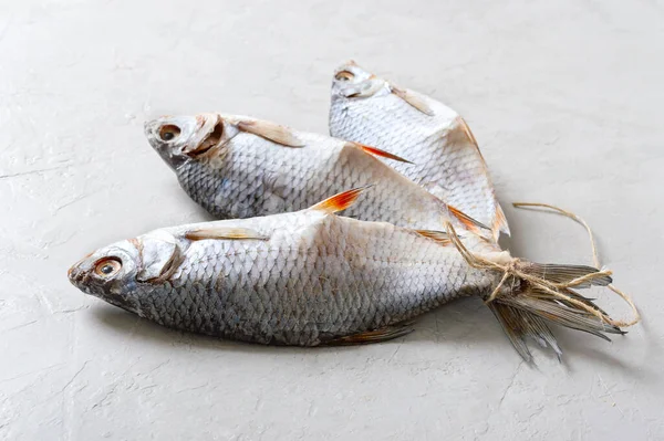 Peces Pequeños Mar Recién Capturados Plato Sobre Fondo Hormigón Gris —  Fotos de Stock