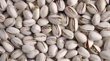 Bira için tuzlanmamış şam fıstığı yakın plan. Dön. Kamera kavrulmuş fındıkların etrafında dönüyor. Fındık taneleri. Sağlıklı gıda geçmişi.