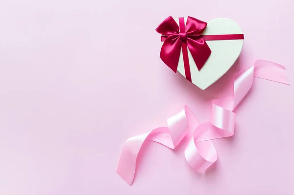 心形礼品盒 粉色背景 有复制空间 假日的概念 — 图库照片