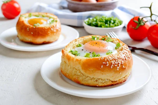 Яйца Яйца Запеченные Булочке Ветчиной Сыром Травами Французский Завтрак — стоковое фото