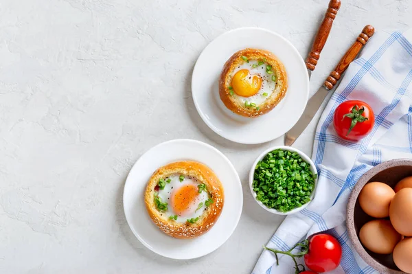 烤面包 用鸡蛋和熏肉塞满盘子 背景浅 早餐蛋 带有复制空间的顶部视图 — 图库照片