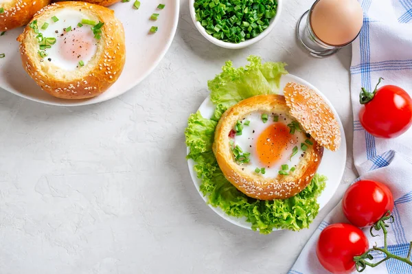 鸡蛋在一个有火腿的松软的面包里烘烤 美味而快捷的早餐 带有复制空间的顶部视图 — 图库照片