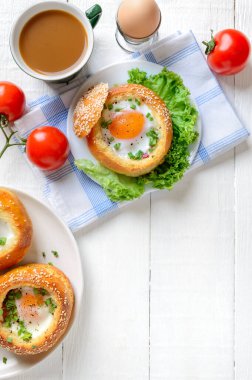 Jambonlu, peynirli ve yeşil soğanlı yumurta. Kahvaltı konsepti, yumurta tarifleri. Kopyalama alanı ile dikey görünüm
