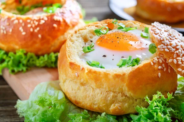 Sunny Side Egg Runny Yolk Baked Sesame Bun Served Fresh — стоковое фото