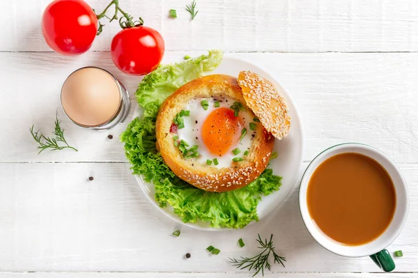 鸡蛋在松软的面包里烤着 里面有火腿 新鲜香草和蔬菜 美味而快捷的早餐 健康饮食的概念 顶部视图 — 图库照片