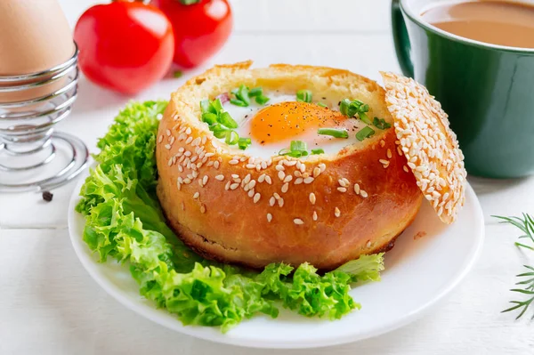 Ψητά Ψωμάκια Γεμιστά Αυγά Και Μπέικον Πιάτα Μαρούλι Λευκό Ξύλινο — Φωτογραφία Αρχείου