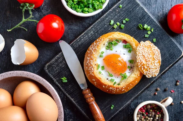 Delicious Egg Breakfast Egg Baked Bun Top View Flat Lay — 图库照片