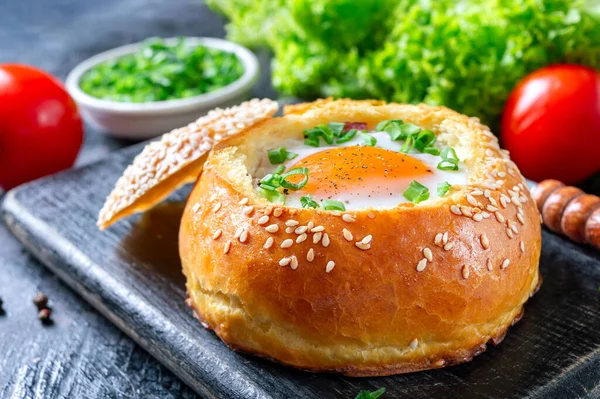 Egg Baked Bun Ham Cheese Herbs French Breakfast Healthy Eating — Foto de Stock
