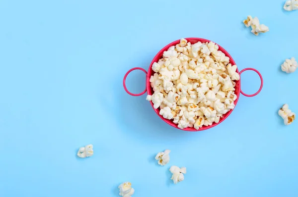 Luftiges Popcorn Einem Eisernen Rosa Eimer Auf Blauem Hintergrund Die — Stockfoto