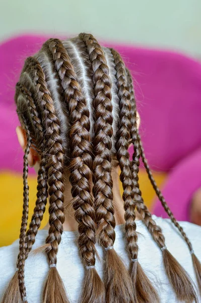 这个女孩用非洲辫子展示她的发型 后视镜垂直的观点 有选择的重点 — 图库照片