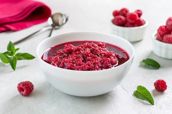 Deliciosa Mermelada Frambuesa Tazón Sobre Fondo Claro Postre Tradicional Bayas —  Fotos de Stock