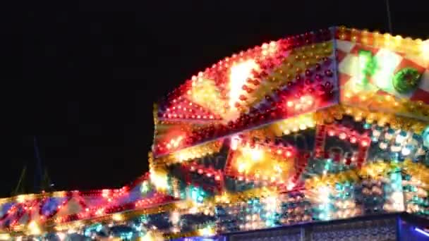 Las Luces Del Carnaval Parpadean Por Noche Carrusel Del Parque — Vídeos de Stock