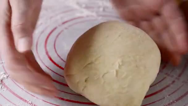 빵만드는 밀가루를 손으로 뿌리고 반죽을 준비하는 — 비디오