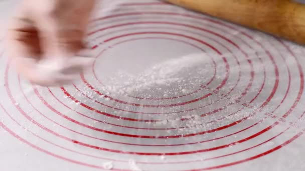 Kadın Masayı Serpiyor Hamur Yoğurmaya Hazırlanıyor Lavaş Pizza Ekmek — Stok video