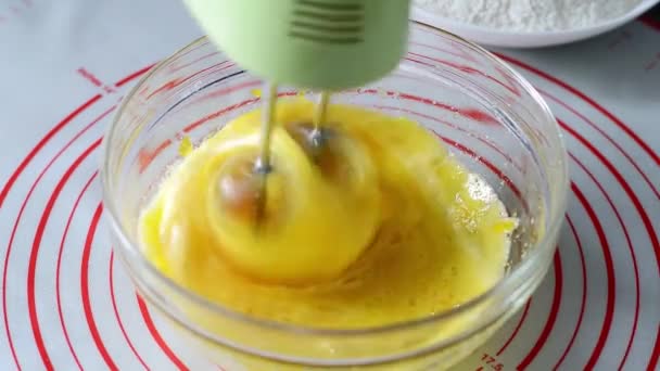 Mujer Preparando Tortilla Casera Batiendo Huevos Con Batidora Eléctrica Tazón — Vídeos de Stock