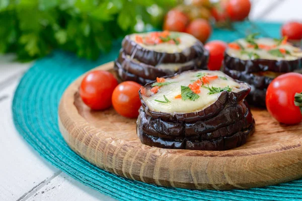 茄子烤着莫扎拉奶酪 西红柿放在木制盘子里 素食配方 — 图库照片