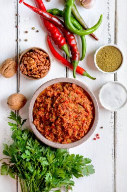 Biberli, fındıklı ve otlu baharatlı. Üst Manzara. Gürcü ve Abhaz mutfağı