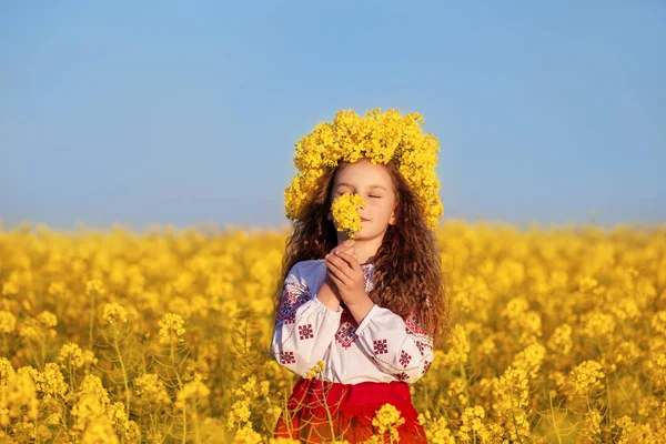 Niña Ucraniana Bordado Tradicional Corona Amarilla Campo Flores Amarillas Contra —  Fotos de Stock
