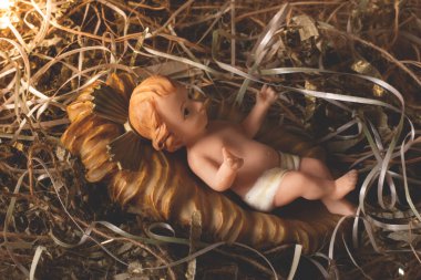 Doğum sahnesi. Bebek İsa figürü izole. Geleneksel Noel sahnesi.