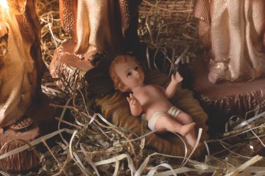 Doğum sahnesi. Bebek İsa figürü izole. Geleneksel Noel sahnesi.