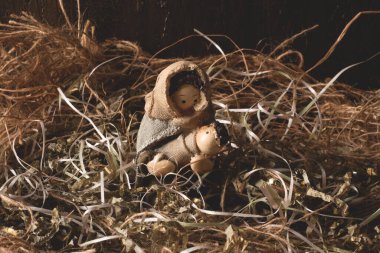 Doğum sahnesi. Kırsal arka plana sahip izole figürler.