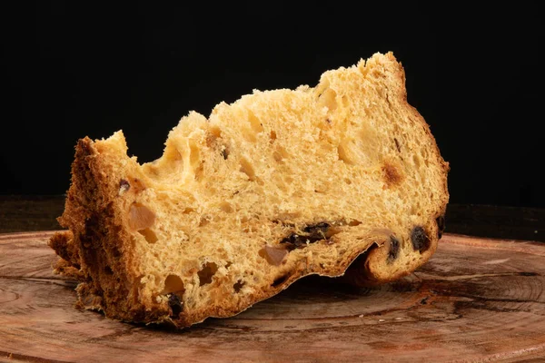 Panettone Met Gesneden Traditionele Kerst Voedsel Stuk Met Zwarte Achtergrond — Stockfoto