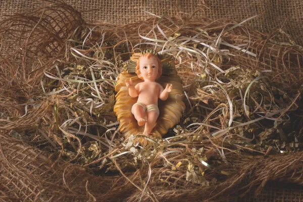 Doğum sahnesi. Bebek İsa figürü izole. Geleneksel Noel sahnesi.