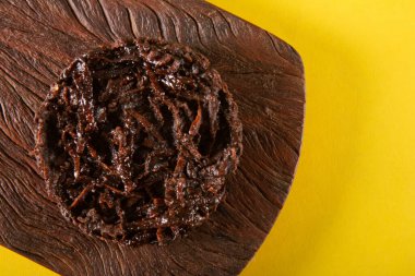 Sarı arkaplan görünümlü Cocada Hindistan cevizi şekeri.