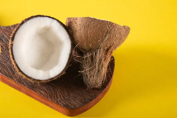 Suchy Kokos Izolowany Żółtym Tle — Zdjęcie stockowe