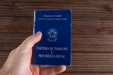 Brezilya iş portföyünde ahşap arka planda el ele tutuşma