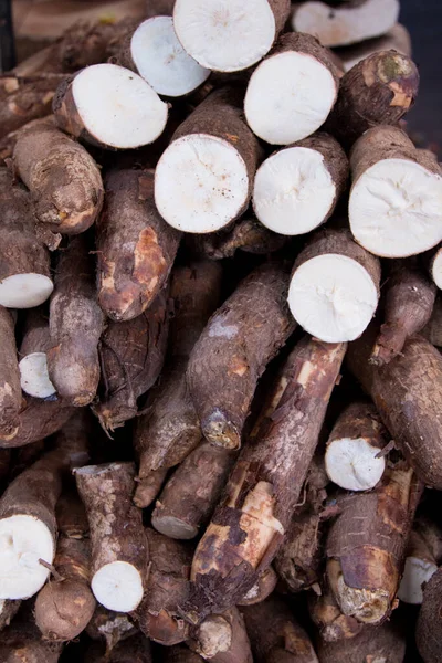 Friss Cassava Gyökér Élelmiszerpiacon — Stock Fotó