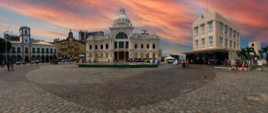 Salvador Bahia Brezilya 'daki Lacerda asansörünün önündeki meydanın panoramik fotoğrafı