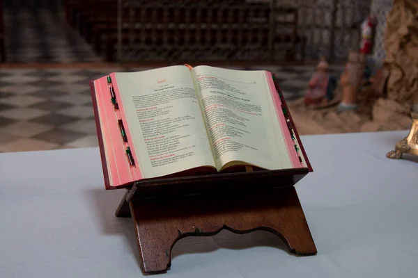 Biblia Abierta Altar Iglesia —  Fotos de Stock