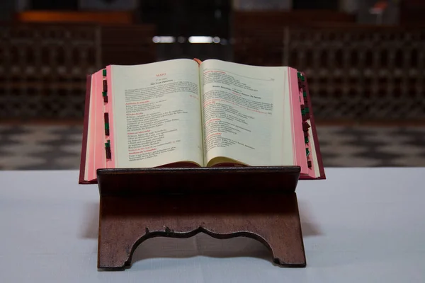 Biblia Abierta Altar Iglesia —  Fotos de Stock