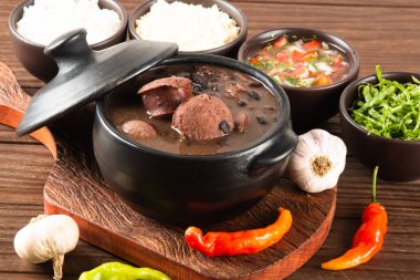 Feijoada tipik Brezilya yemekleri. Geleneksel Brezilya yemekleri siyah fasulyeden yapılır..