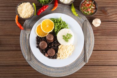 Feijoada tipik Brezilya yemekleri. Geleneksel Brezilya yemekleri siyah fasulyeden yapılır. Üst Manzara. Boşluğu kopyala.