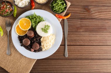 Feijoada tipik Brezilya yemekleri. Geleneksel Brezilya yemekleri siyah fasulyeden yapılır. Üst Manzara. Boşluğu kopyala.