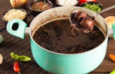 Feijoada tipik Brezilya yemekleri. Geleneksel Brezilya yemekleri siyah fasulyeden yapılır..