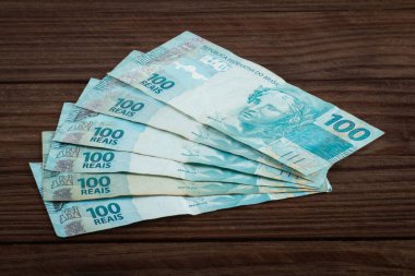 Brezilya parası. 100 reais banknotlar.
