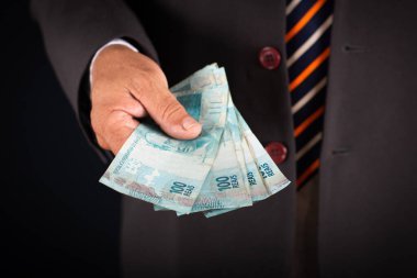 İş adamı sana Brezilya parası gösteriyor. iş kavramı.