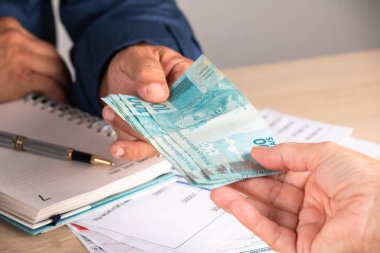 İş adamı anlaşma yaparken ortağına para veriyor. iş ve finans kavramı.