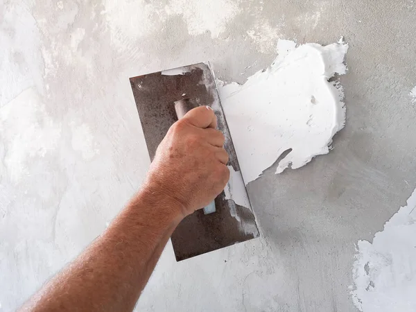 Builder Using Plastering Tool Finishing Old Wall — Stockfoto