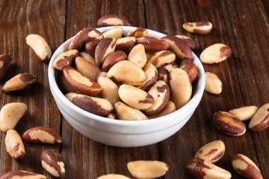 Brezilya fıstığı ahşap zemin üzerinde.