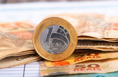 Finans konsepti. Brezilya para banknotları ve bozuk paralar. Bir gerçek para..