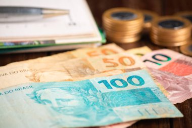 Finans konsepti. Brezilya para banknotları ve madeni paralar