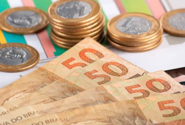 Finans konsepti. Brezilya para banknotları ve madeni paralar