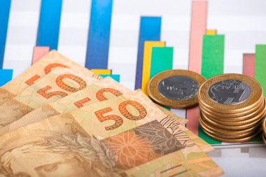 Finans konsepti. Brezilya para banknotları ve madeni paralar